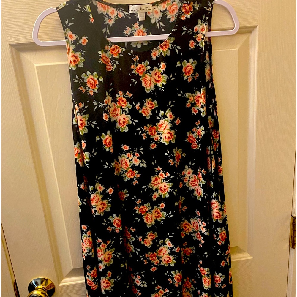 Nine Britton sleeveless knee length dress.  Size xl